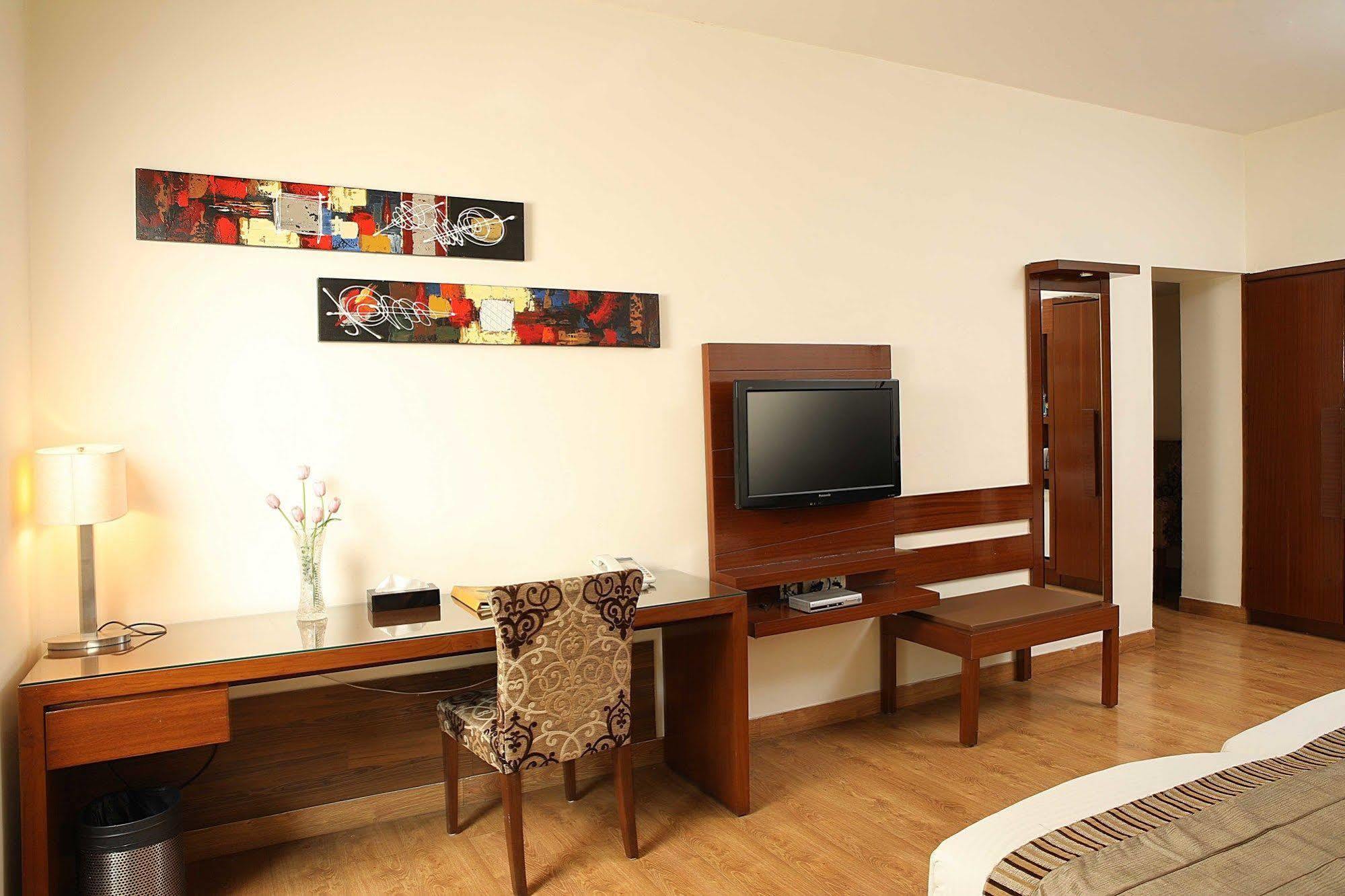 Hotel Ahuja Residency Sunder Nagar Nueva Delhi Exterior foto